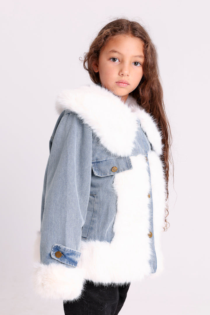 Stylish denim jacket with plush lining