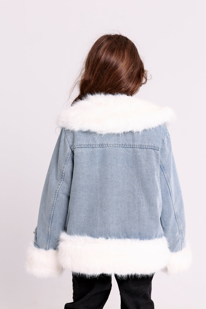 Stylish denim jacket with plush lining
