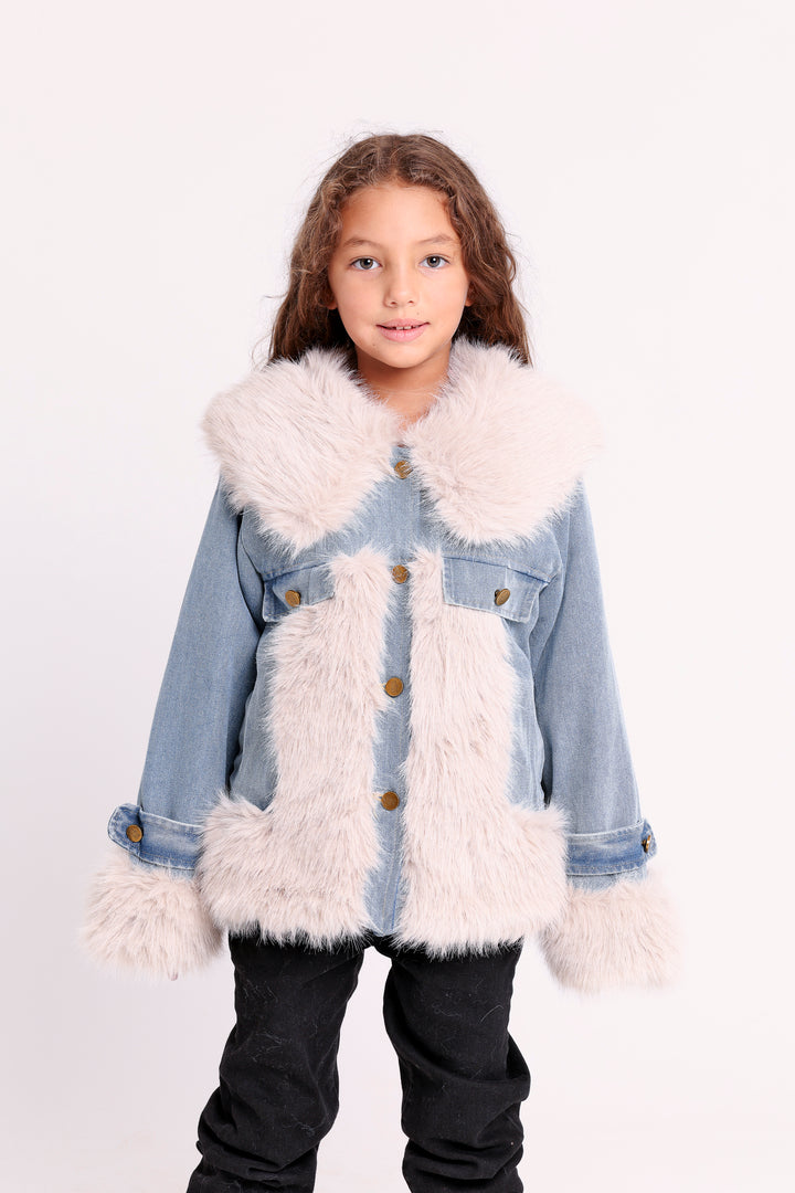 Stylish denim jacket with plush lining