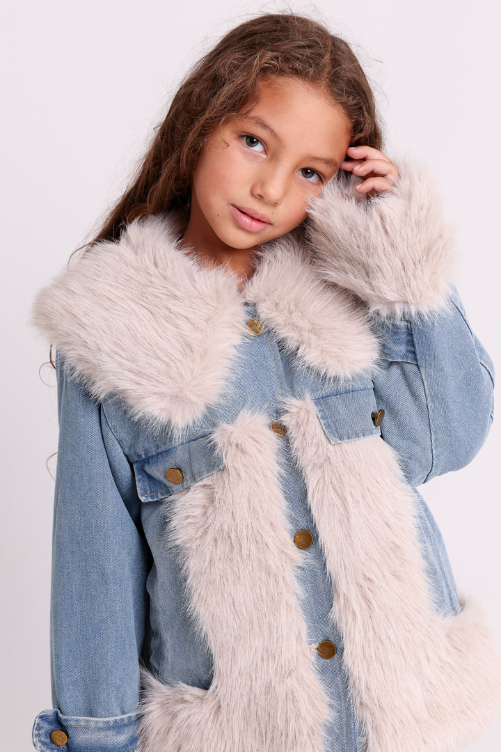 Stylish denim jacket with plush lining