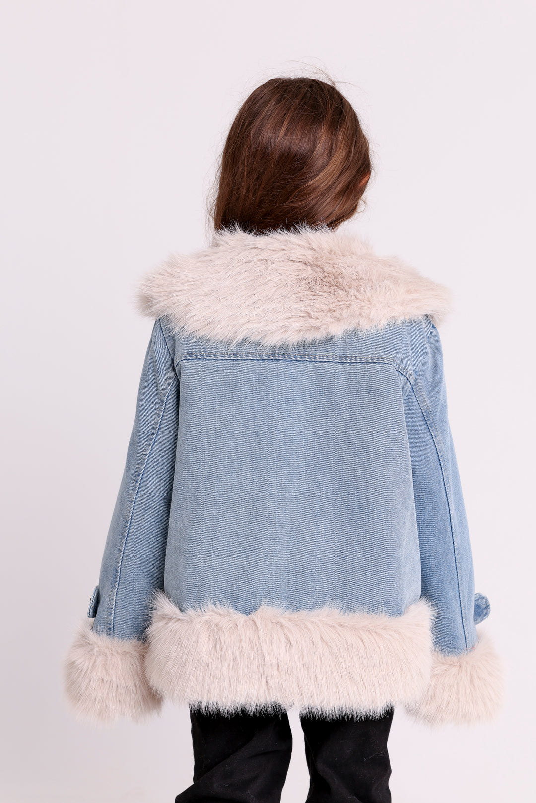 Stylish denim jacket with plush lining